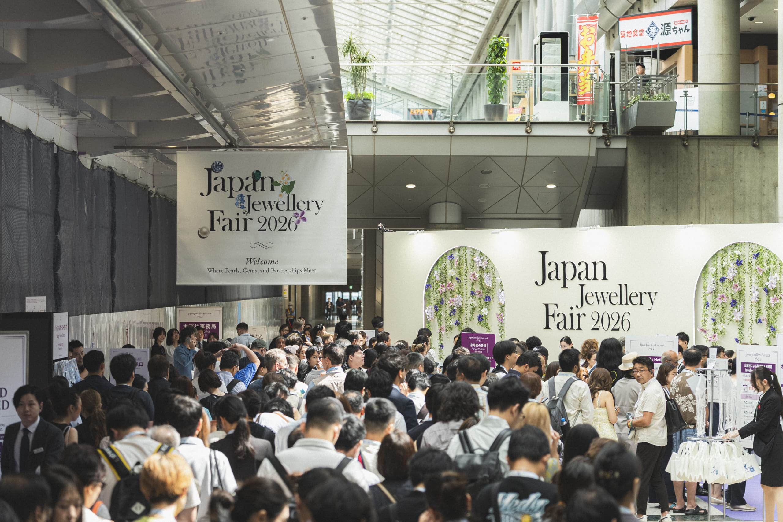 JJF2026の入口に集まる来場者