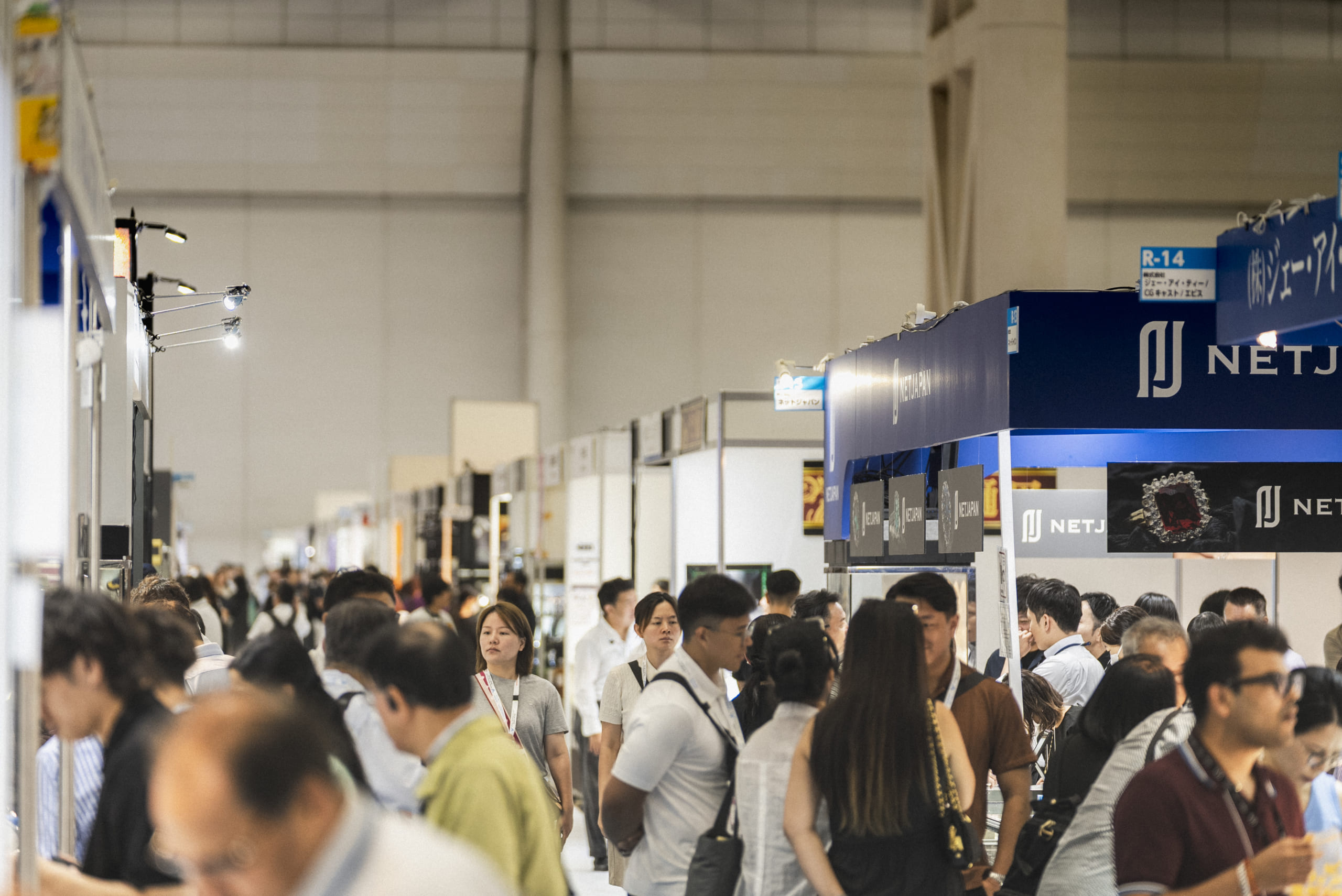 出展ブースが並ぶ会場の通路